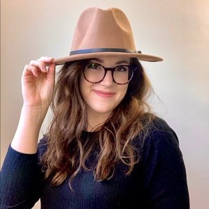 Meet your Posher, Cassandra